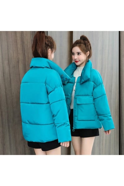 Modern női kabát zsebekkel és magas gallérral