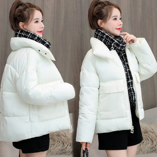 Modern női kabát zsebekkel és magas gallérral