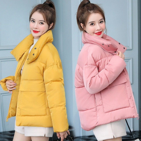 Modern női kabát zsebekkel és magas gallérral