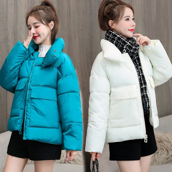 Modern női kabát zsebekkel és magas gallérral