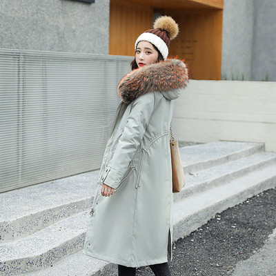 Pehme voodriga naiste talvejope, kapuutsil värviline suleosa