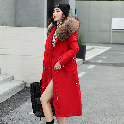 Pehme voodriga naiste talvejope, kapuutsil värviline suleosa