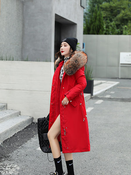 Pehme voodriga naiste talvejope, kapuutsil värviline suleosa