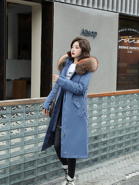 Pehme voodriga naiste talvejope, kapuutsil värviline suleosa