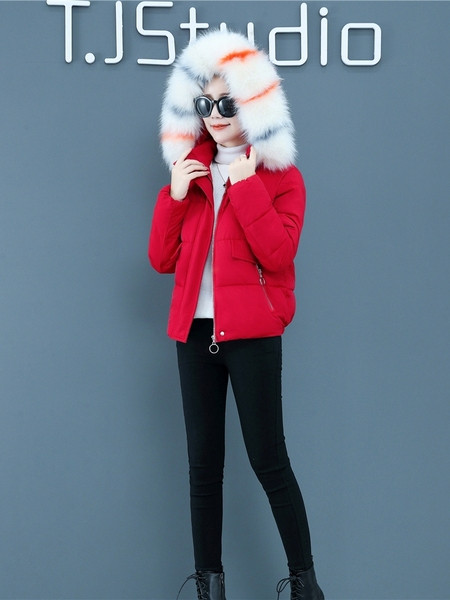 Γυναικείο κοντό μπουφάν με χρωματιστή γούνα στην κουκούλα και τσέπη