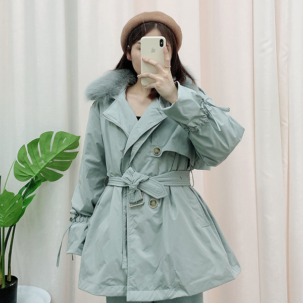 Új modell kabát közepes hosszúságú és tollas gallérral