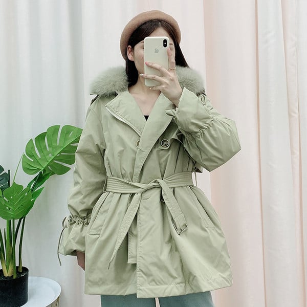 Új modell kabát közepes hosszúságú és tollas gallérral