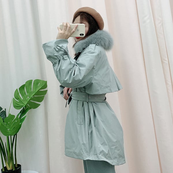 Új modell kabát közepes hosszúságú és tollas gallérral