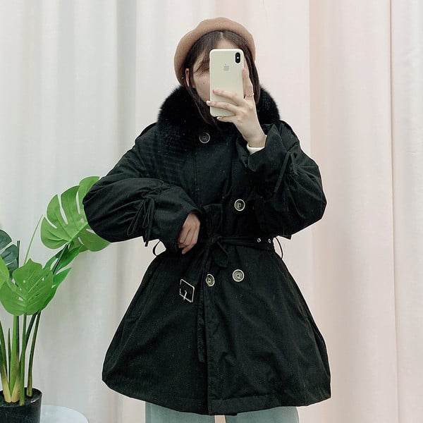 Új modell kabát közepes hosszúságú és tollas gallérral