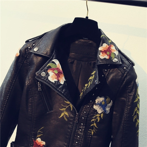 Új modell női kabát műbőrből, virágmintával