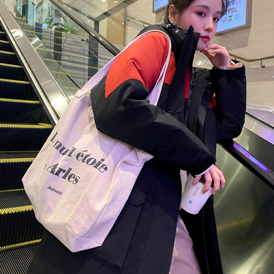 Női sportdzseki széles modell kapucnival és zsebekkel