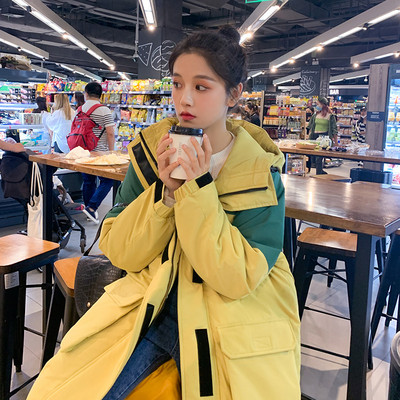 Női sportdzseki széles modell kapucnival és zsebekkel