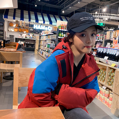 Női sportdzseki széles modell kapucnival és zsebekkel