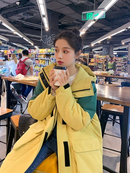 Női sportdzseki széles modell kapucnival és zsebekkel