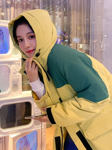 Női sportdzseki széles modell kapucnival és zsebekkel