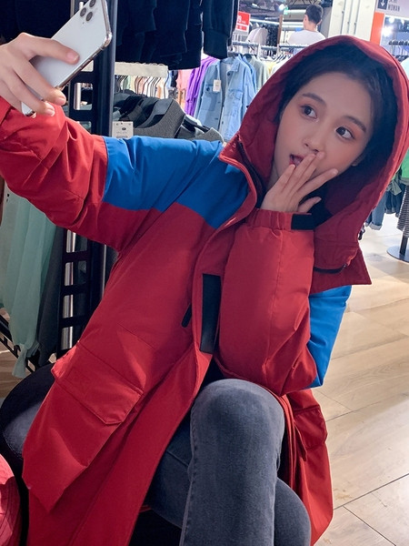 Női sportdzseki széles modell kapucnival és zsebekkel