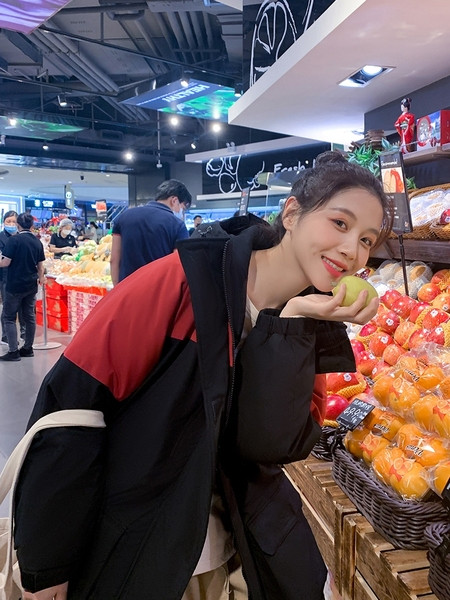 Női sportdzseki széles modell kapucnival és zsebekkel