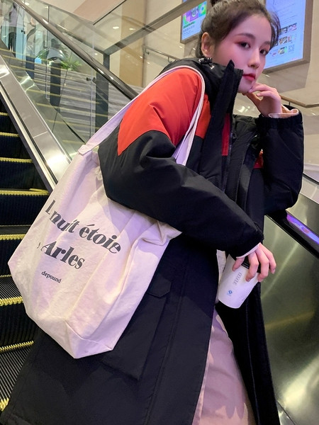 Női sportdzseki széles modell kapucnival és zsebekkel