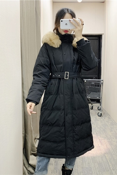 Női hosszú téli kabát övvel és pehellyel