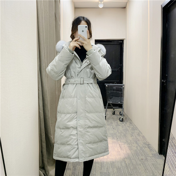 Női hosszú téli kabát övvel és pehellyel