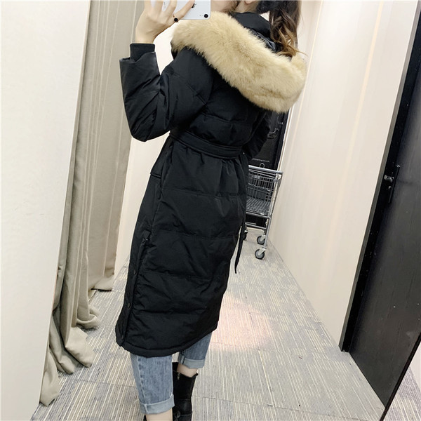 Női hosszú téli kabát övvel és pehellyel