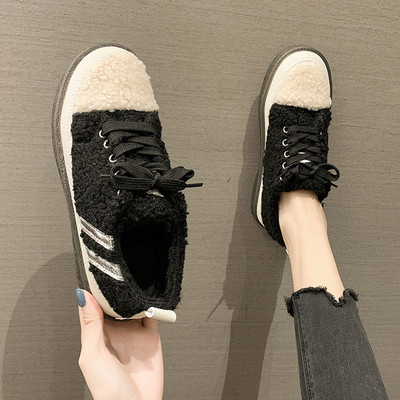 Női tornacipő lapos talppal és pehellyel