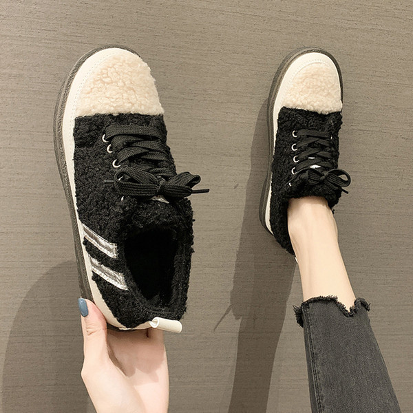 Női tornacipő lapos talppal és pehellyel