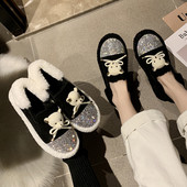 Alkalmi női cipő kövekkel és 3D elemekkel