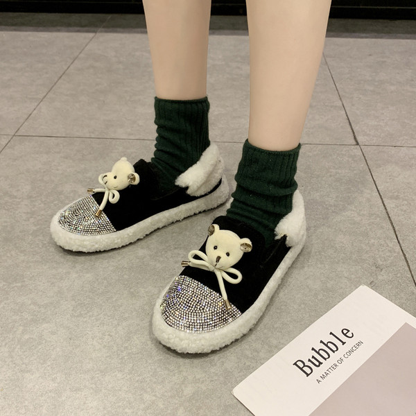 Alkalmi női cipő kövekkel és 3D elemekkel