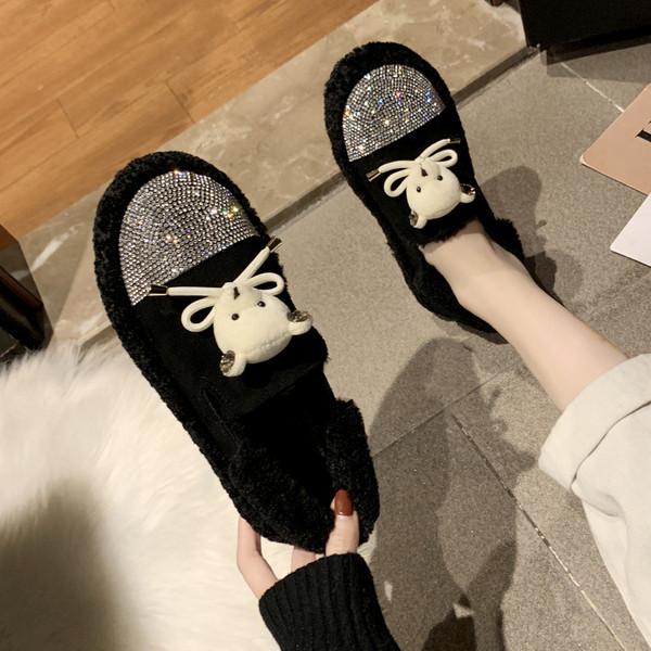 Alkalmi női cipő kövekkel és 3D elemekkel