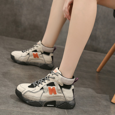 Naiste sportlikud ja vabaaja tossud paelte ja pealdisega