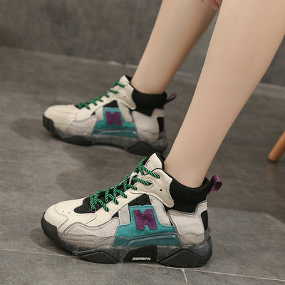 Naiste sportlikud ja vabaaja tossud paelte ja pealdisega