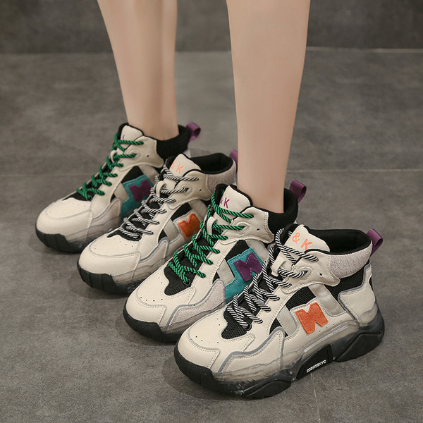 Naiste sportlikud ja vabaaja tossud paelte ja pealdisega