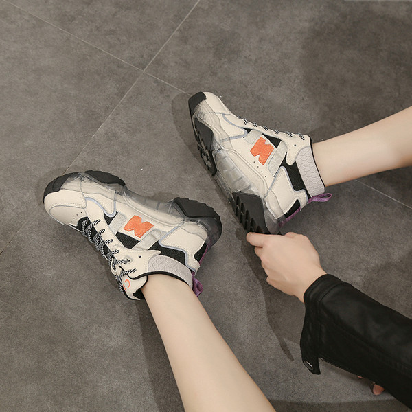 Naiste sportlikud ja vabaaja tossud paelte ja pealdisega