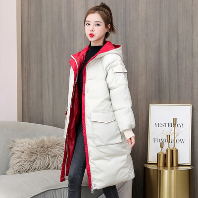 Női kabát kapucnival és gombokkal - közepes hosszúságú