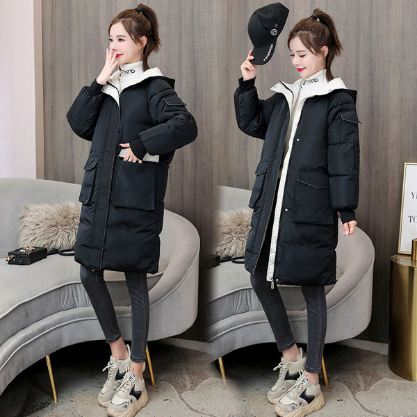 Női kabát kapucnival és gombokkal - közepes hosszúságú