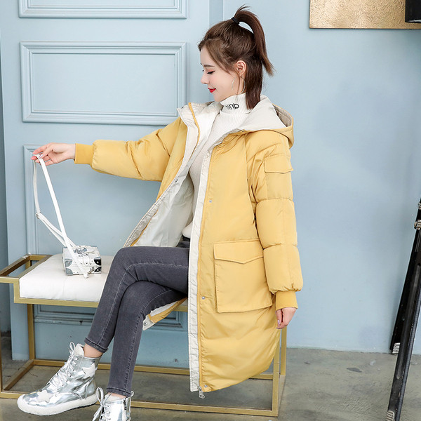 Női kabát kapucnival és gombokkal - közepes hosszúságú