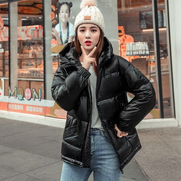 Kratka jesensko-zimska jakna s remenom oko struka