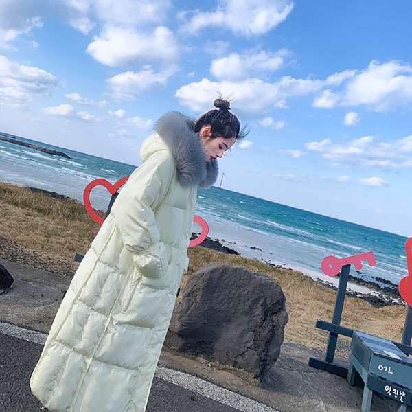 Hosszú téli női kabát kapucnival és pehellyel