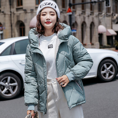 Κοντό χειμερινό μπουφάν για γυναίκες με κουκούλα