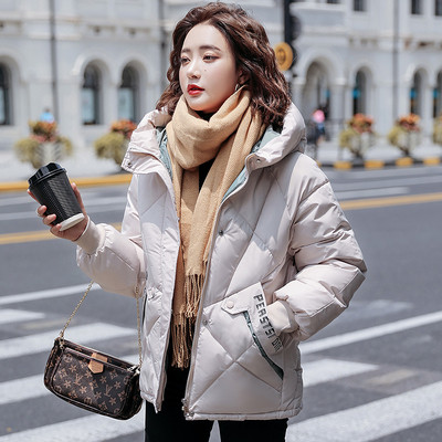 Κοντό χειμερινό μπουφάν για γυναίκες με κουκούλα