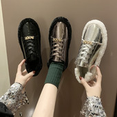 Női tornacipők új modellje pehely és fém elemmel