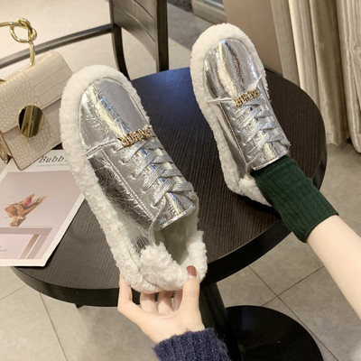 Női tornacipők új modellje pehely és fém elemmel