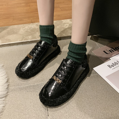 Női tornacipők új modellje pehely és fém elemmel