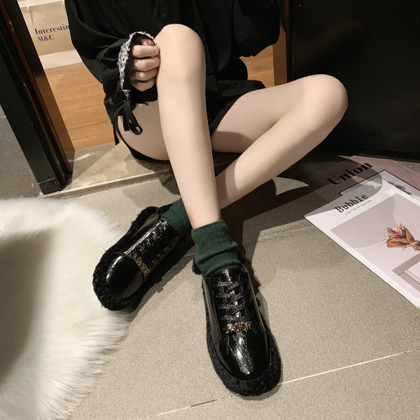 Női tornacipők új modellje pehely és fém elemmel