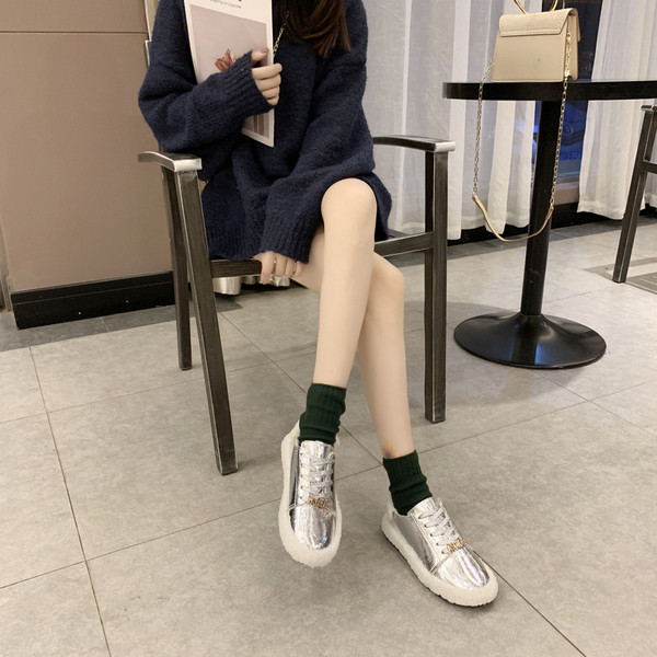 Női tornacipők új modellje pehely és fém elemmel