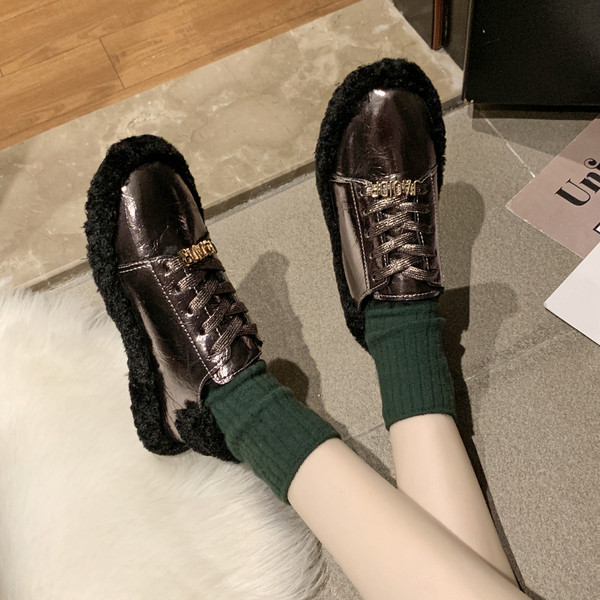 Női tornacipők új modellje pehely és fém elemmel