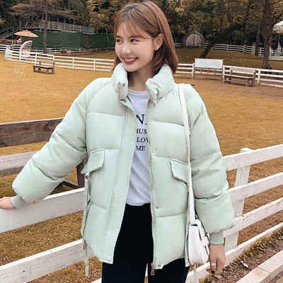 Κοντό γυναικείο χειμερινό μπουφάν με κουμπιά και ψηλό γιακά