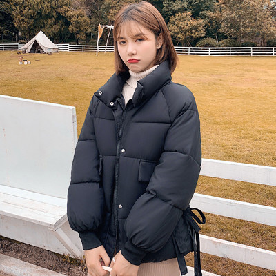 Κοντό γυναικείο χειμερινό μπουφάν με κουμπιά και ψηλό γιακά