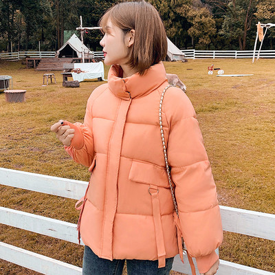 Κοντό γυναικείο χειμερινό μπουφάν με κουμπιά και ψηλό γιακά